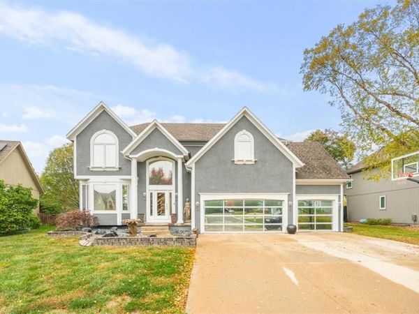 332 NE Parks Edge Drive, Lee's Summit, MO 64064