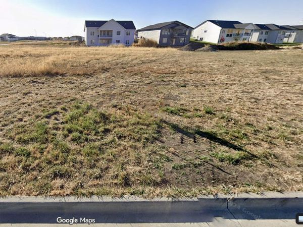 17204 Springbrook Trail, Urbandale, IA 50323