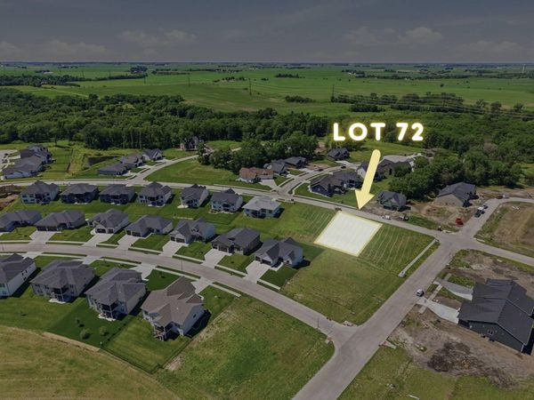 17204 Springbrook Trail, Urbandale, IA 50323