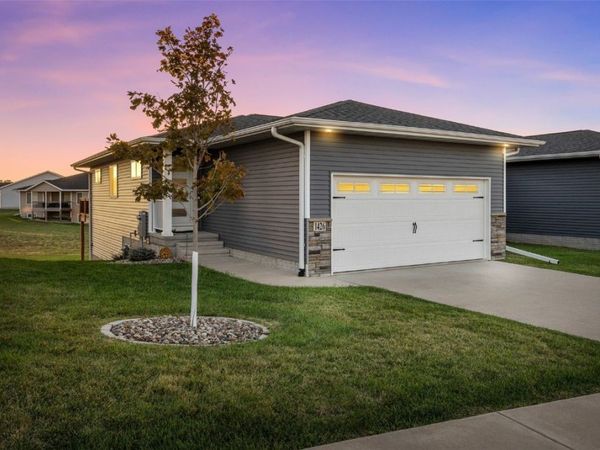 1426 Applewood Drive, Fairfax, IA 52228