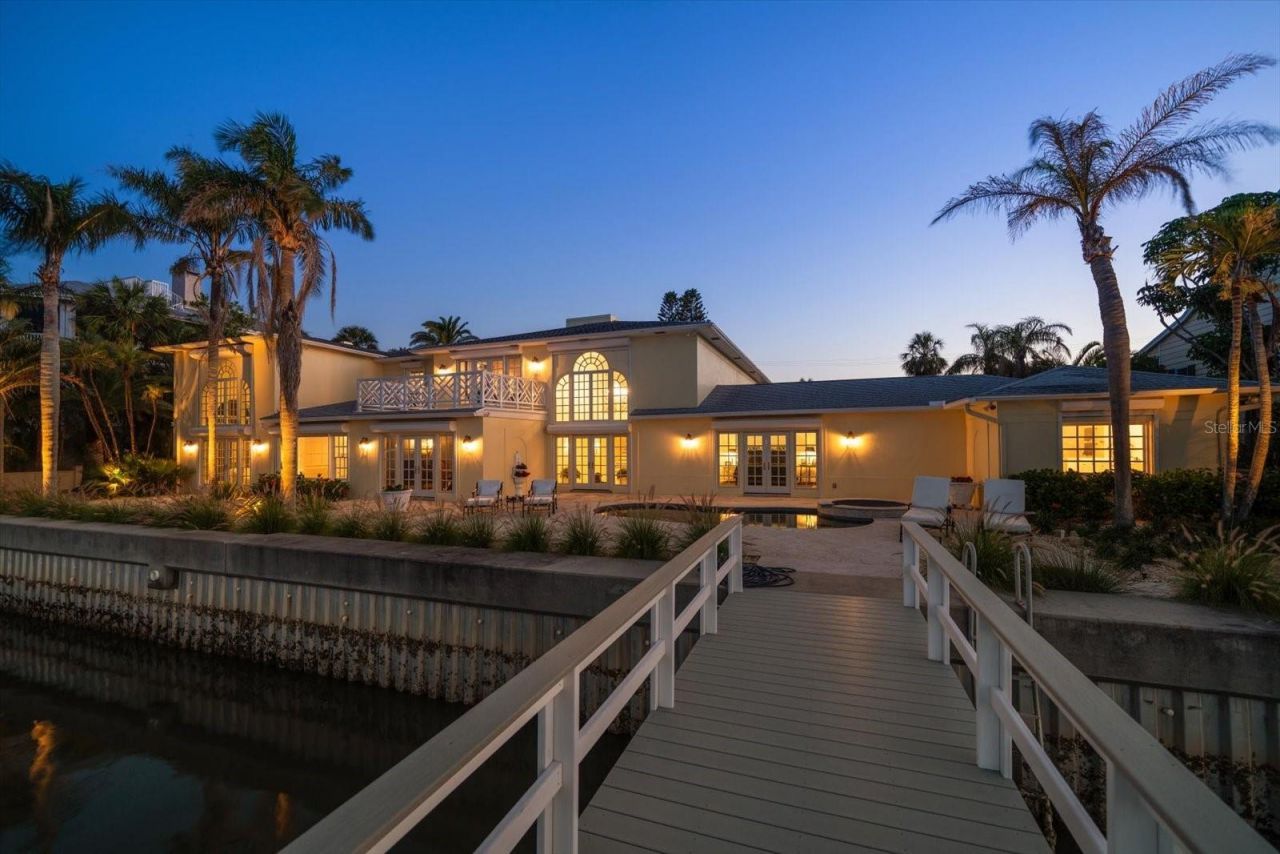 1021 Bay Esplanade, Clearwater Beach, FL 33767 Photo