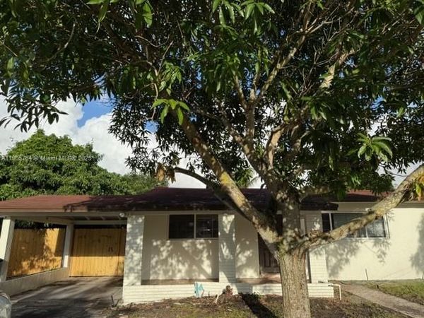 828 Fairway Dr, Plantation, FL 33317