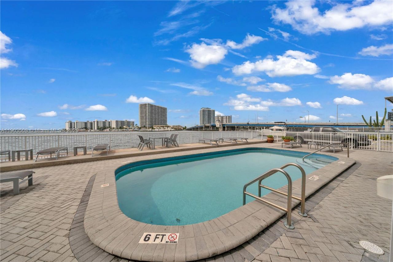 2016 Bay Dr, Unit 505, Miami Beach, FL 33141 Photo