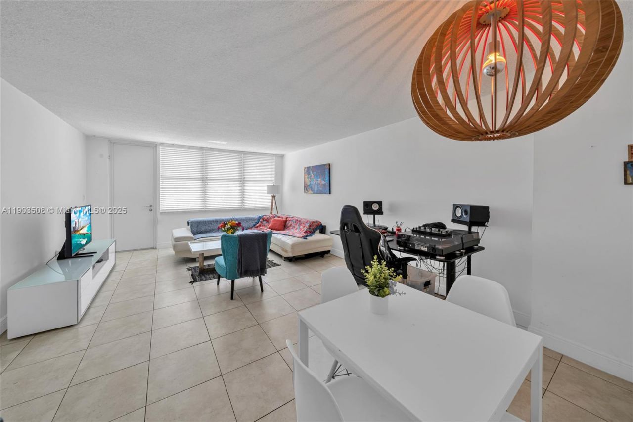 2016 Bay Dr, Unit 505, Miami Beach, FL 33141 Photo
