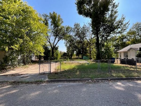 1005 W 8th ST, Cameron, TX 76520