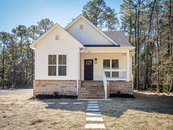 811 Bay Street, Ocean Springs, MS 39564