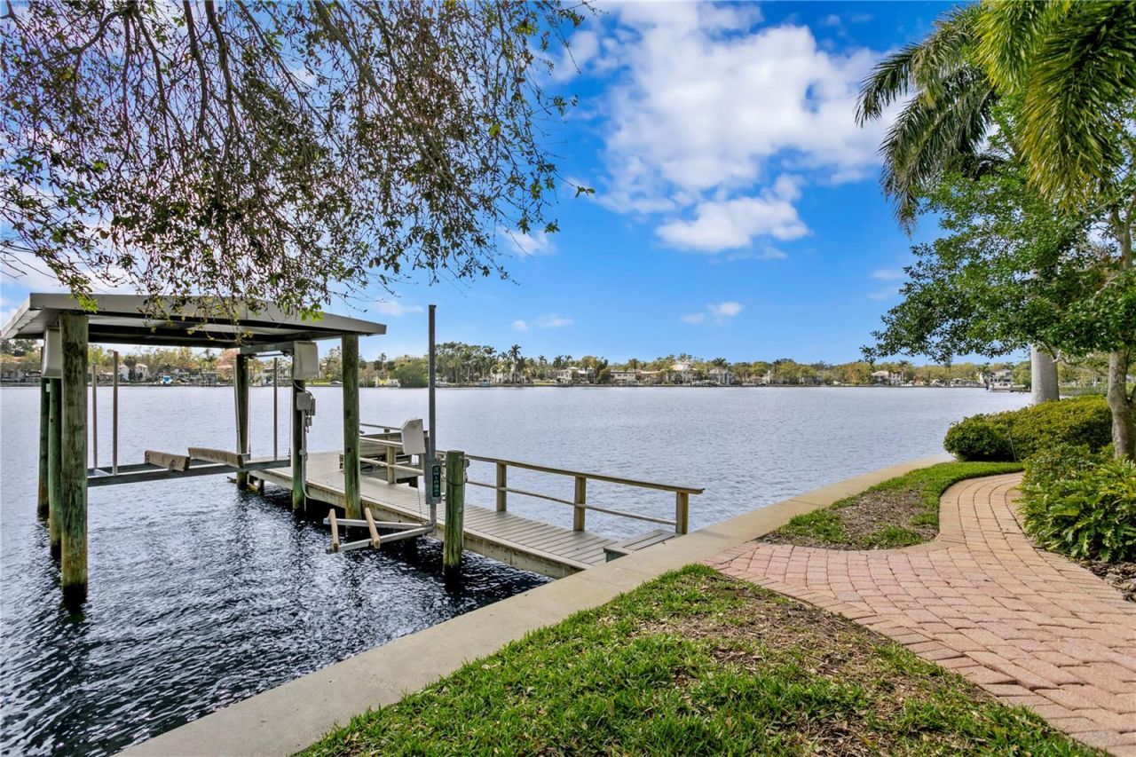 950 Monterey Point Ne, Saint Petersburg, FL 33704 Photo