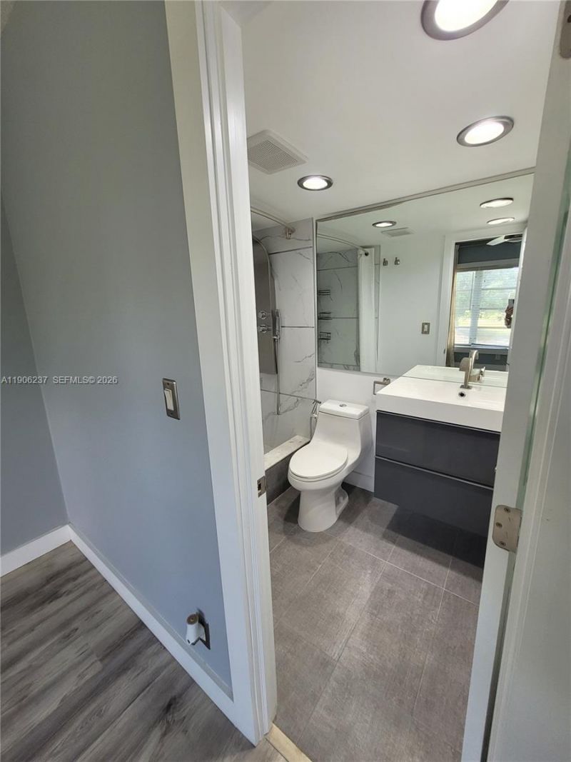 3300 N Palm Aire Dr, Unit 305, Pompano Beach, FL 33069 Photo