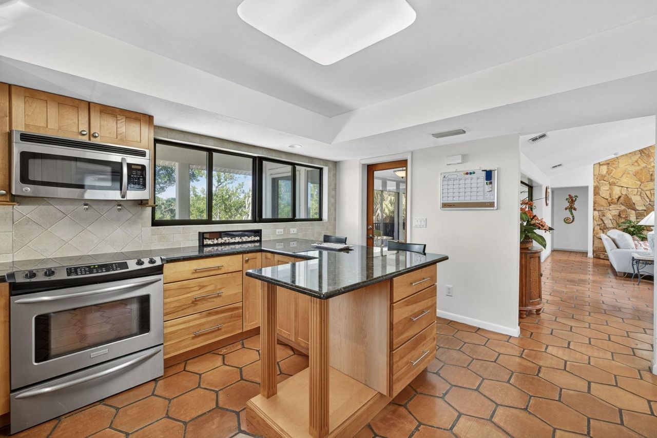 5307 Ladyfinger Lake Rd, Sanibel, FL 33957 Photo