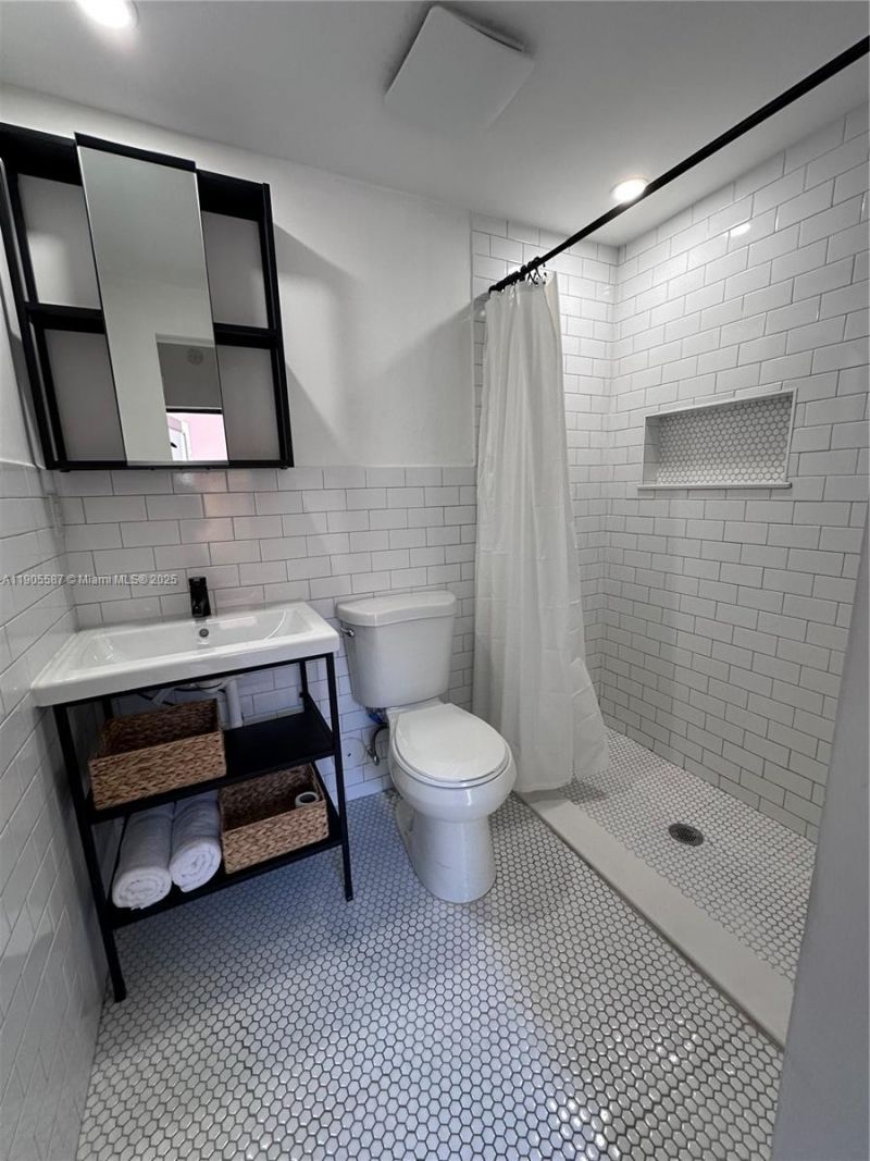 52 NW 68th St, Unit R, Miami, FL 33150 Photo