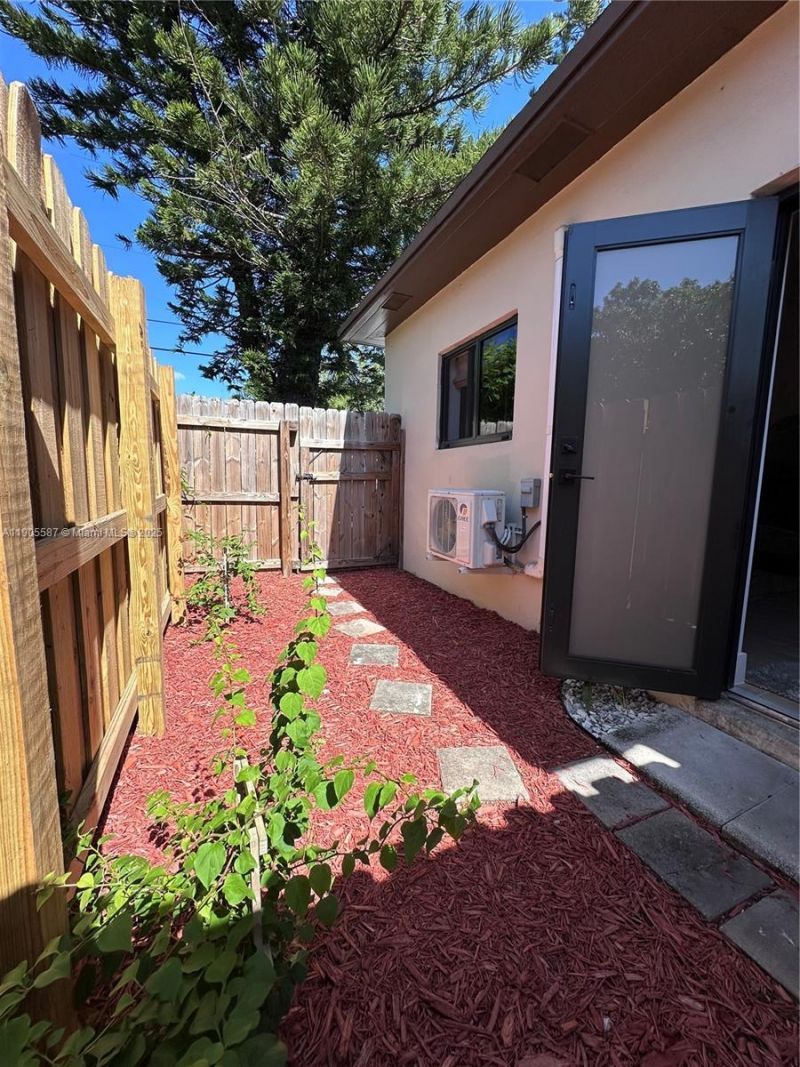 52 NW 68th St, Unit R, Miami, FL 33150 Photo