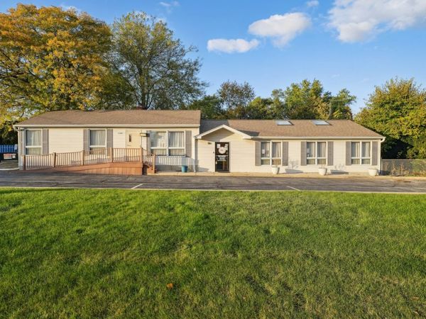 1S221 Summit Avenue, Oakbrook Terrace, IL 60181