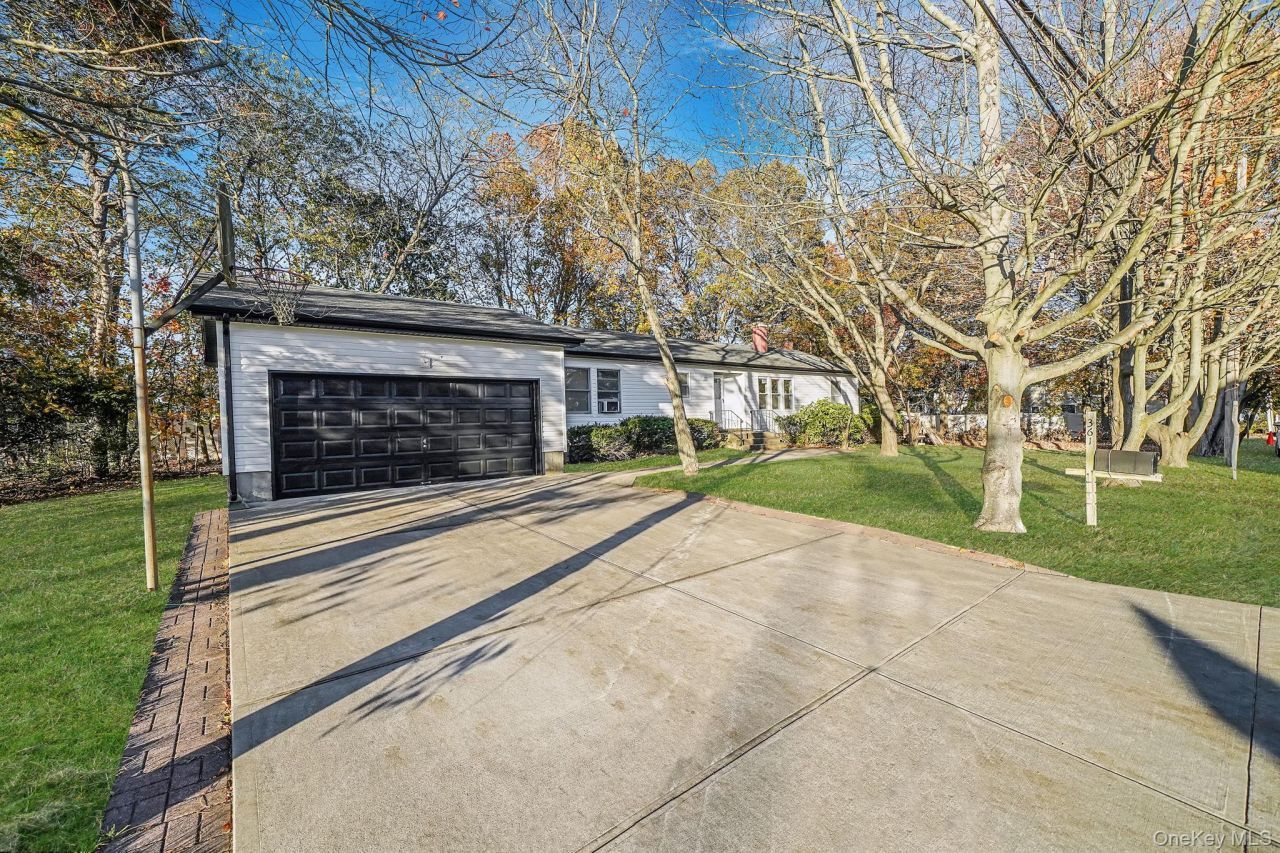 361 Erie Street, Holbrook, NY 11741 Main Photo