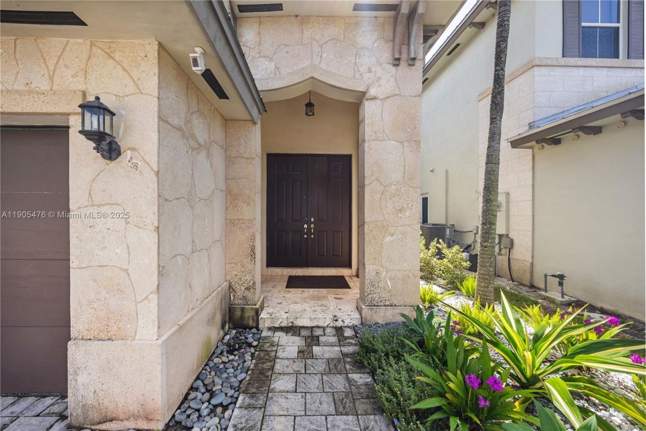 10470 NW 69th Ter, Doral, FL 33178 Photo