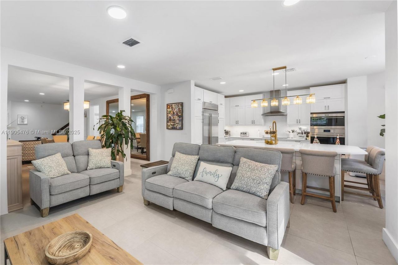 10470 NW 69th Ter, Doral, FL 33178 Photo