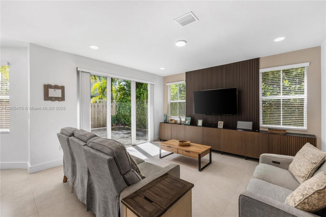 10470 NW 69th Ter, Doral, FL 33178 Photo