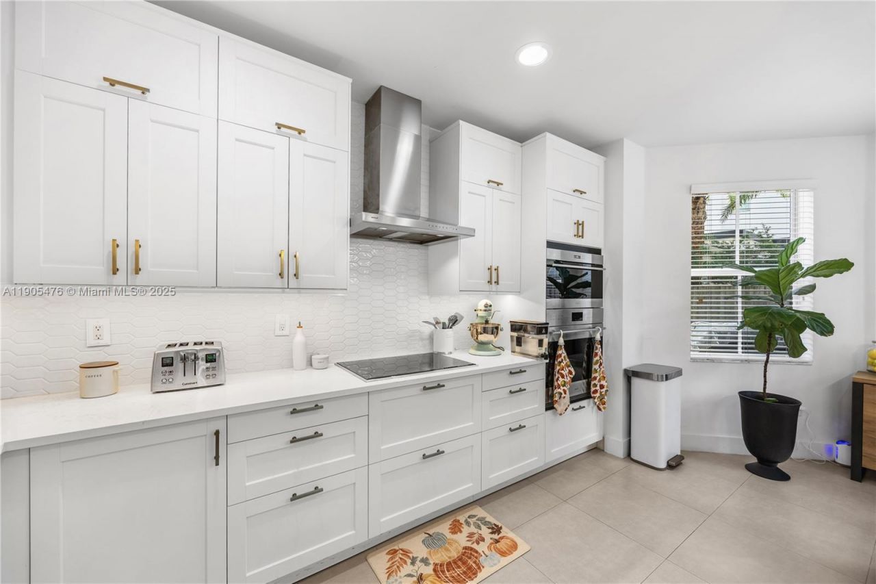 10470 NW 69th Ter, Doral, FL 33178 Photo