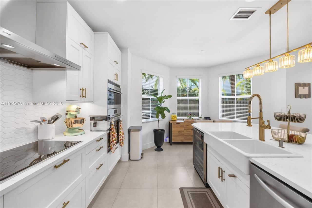 10470 NW 69th Ter, Doral, FL 33178 Photo