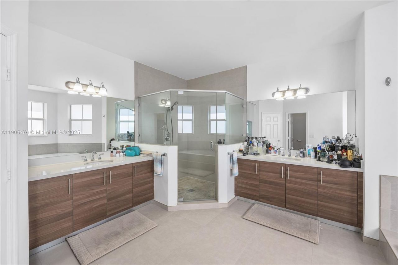 10470 NW 69th Ter, Doral, FL 33178 Photo