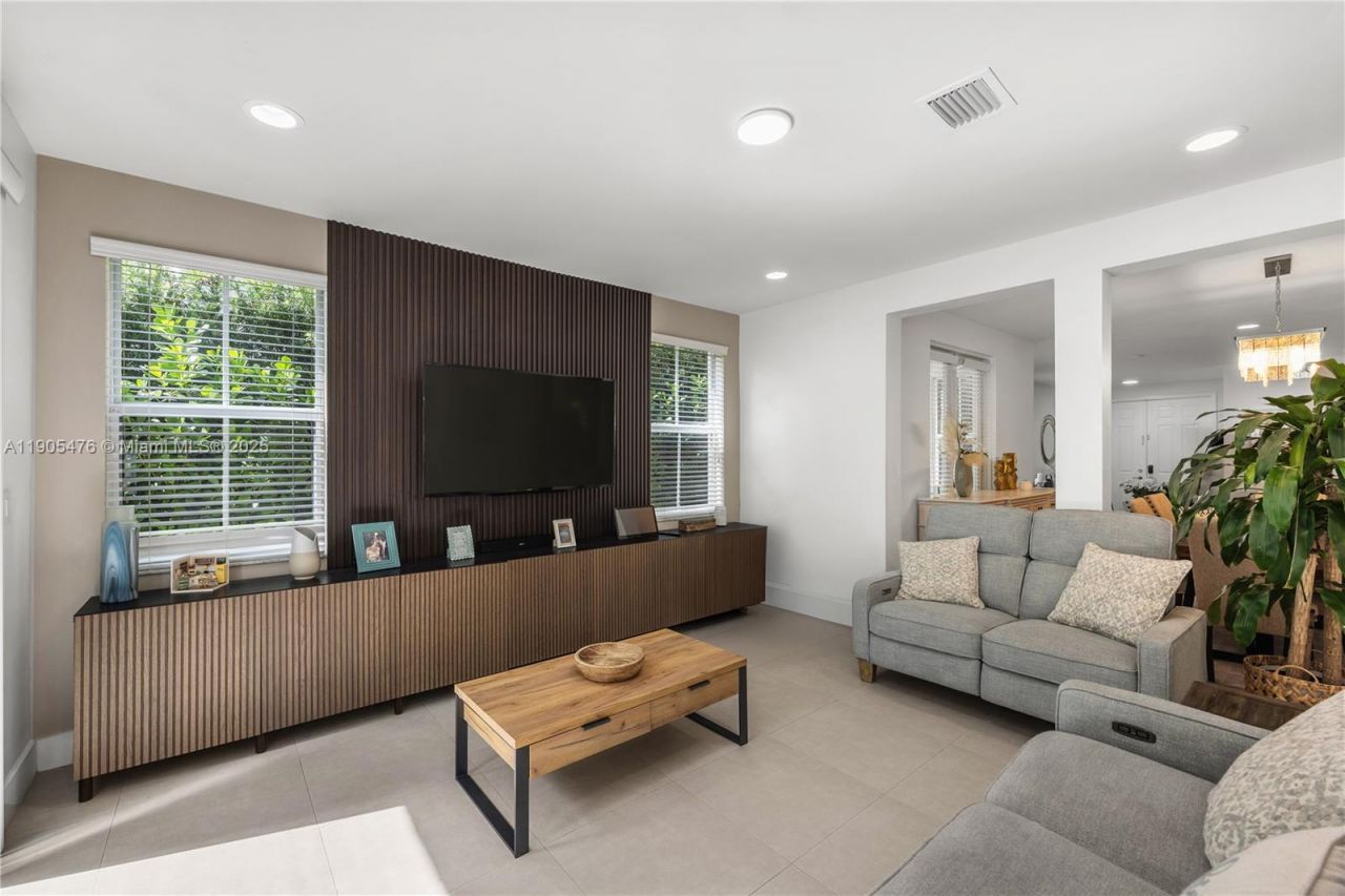 10470 NW 69th Ter, Doral, FL 33178 Photo