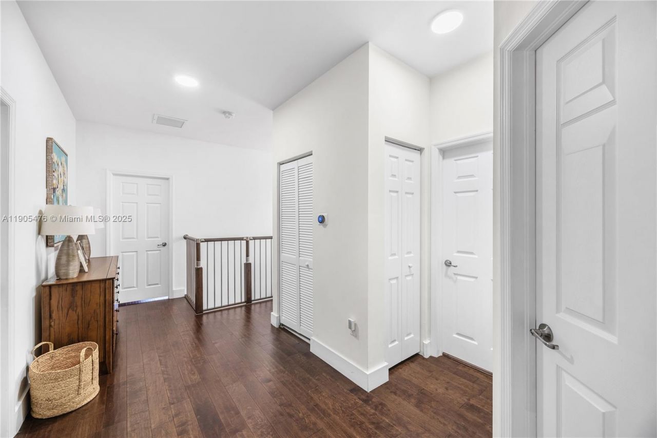 10470 NW 69th Ter, Doral, FL 33178 Photo