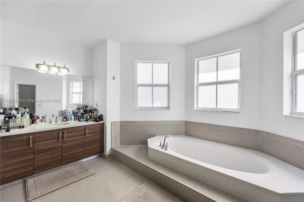 10470 NW 69th Ter, Doral, FL 33178 Photo