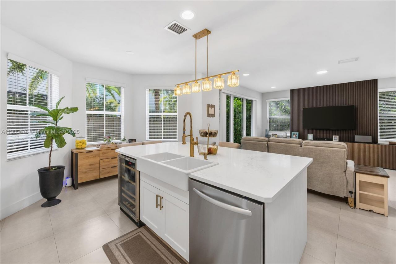 10470 NW 69th Ter, Doral, FL 33178 Photo