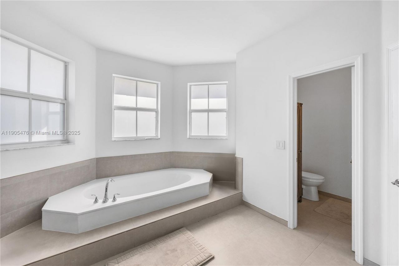 10470 NW 69th Ter, Doral, FL 33178 Photo