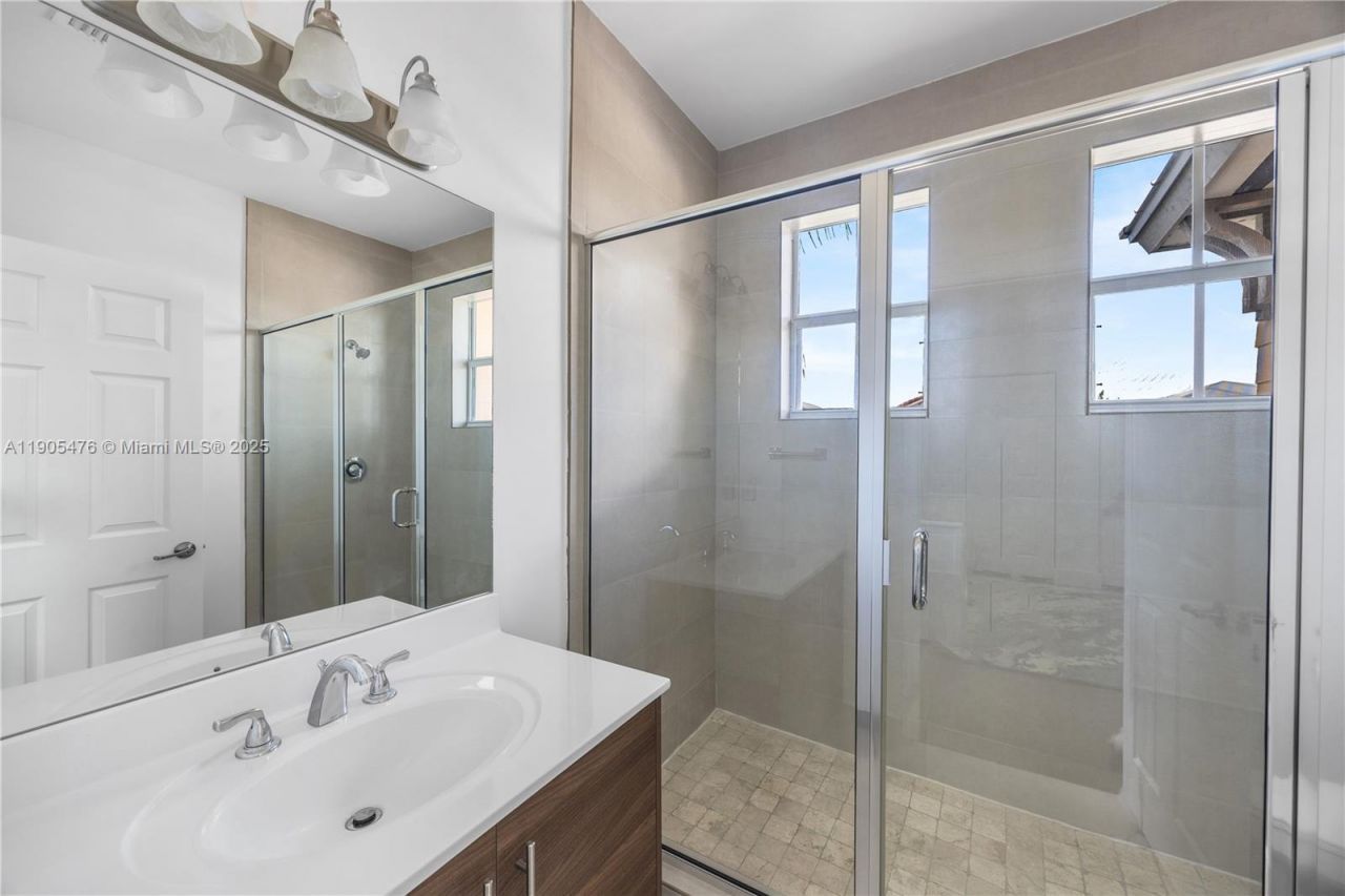 10470 NW 69th Ter, Doral, FL 33178 Photo