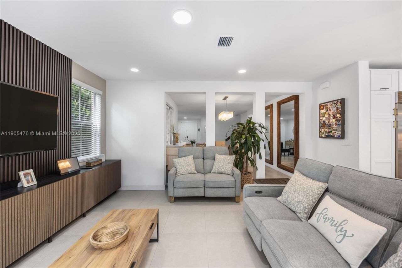 10470 NW 69th Ter, Doral, FL 33178 Photo