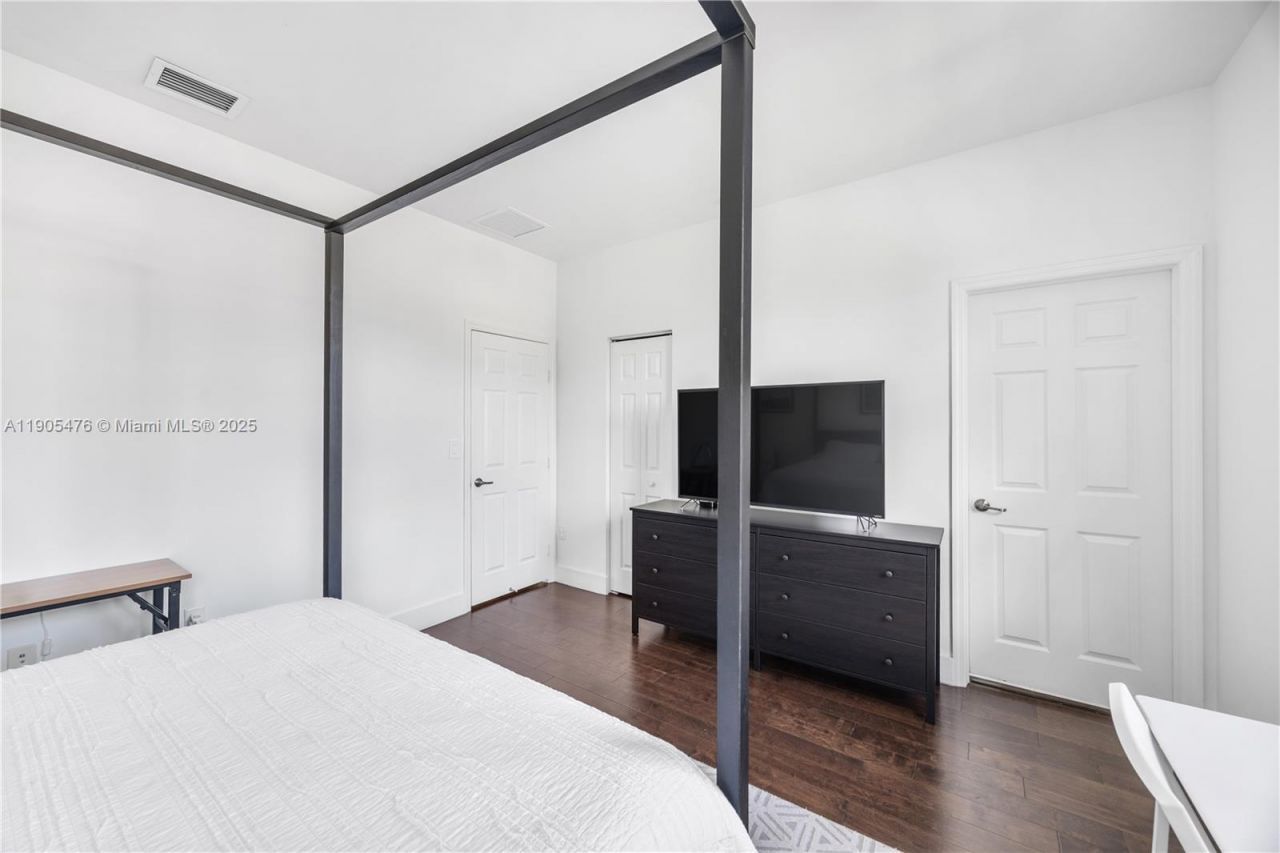 10470 NW 69th Ter, Doral, FL 33178 Photo