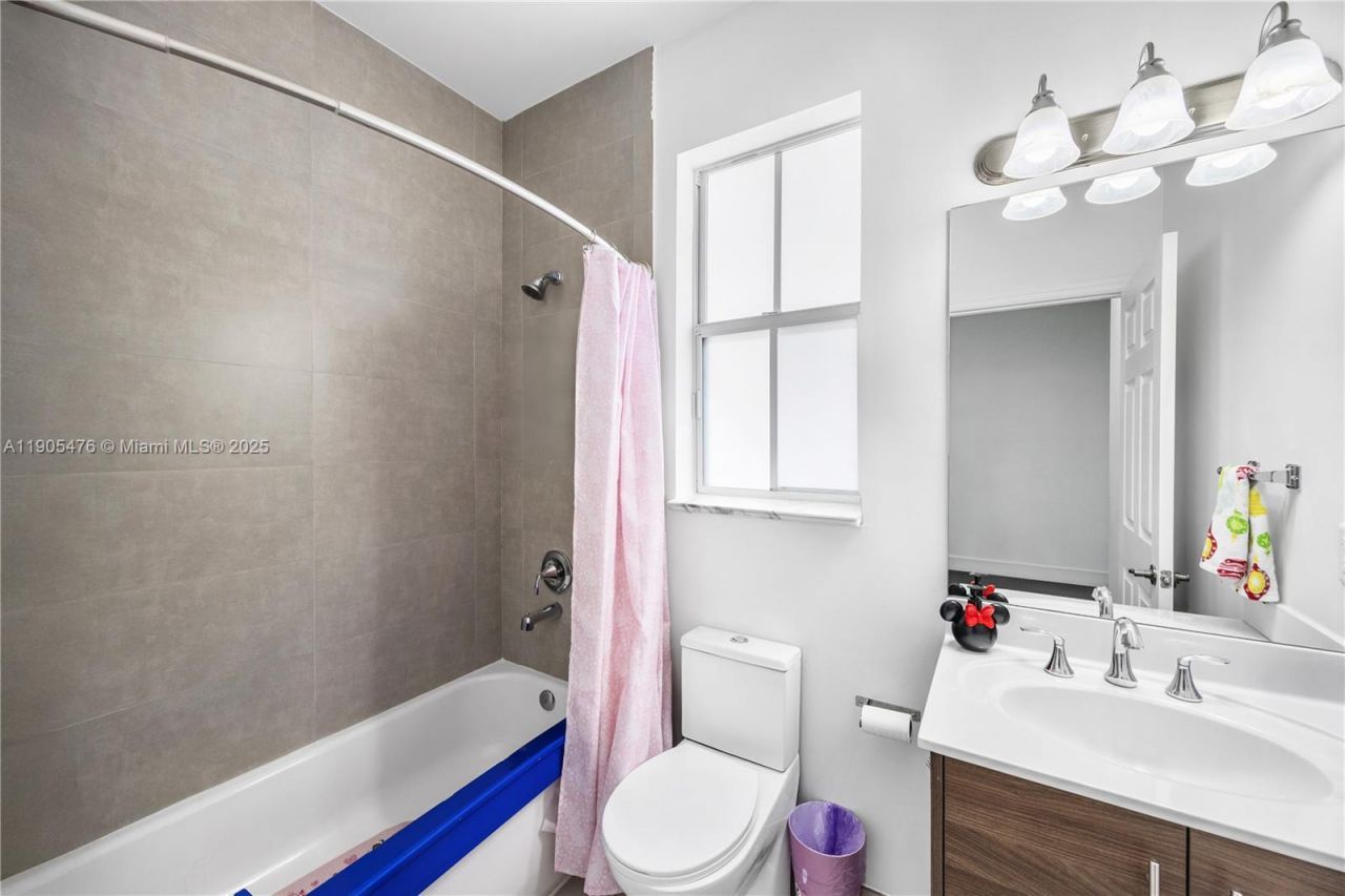 10470 NW 69th Ter, Doral, FL 33178 Photo