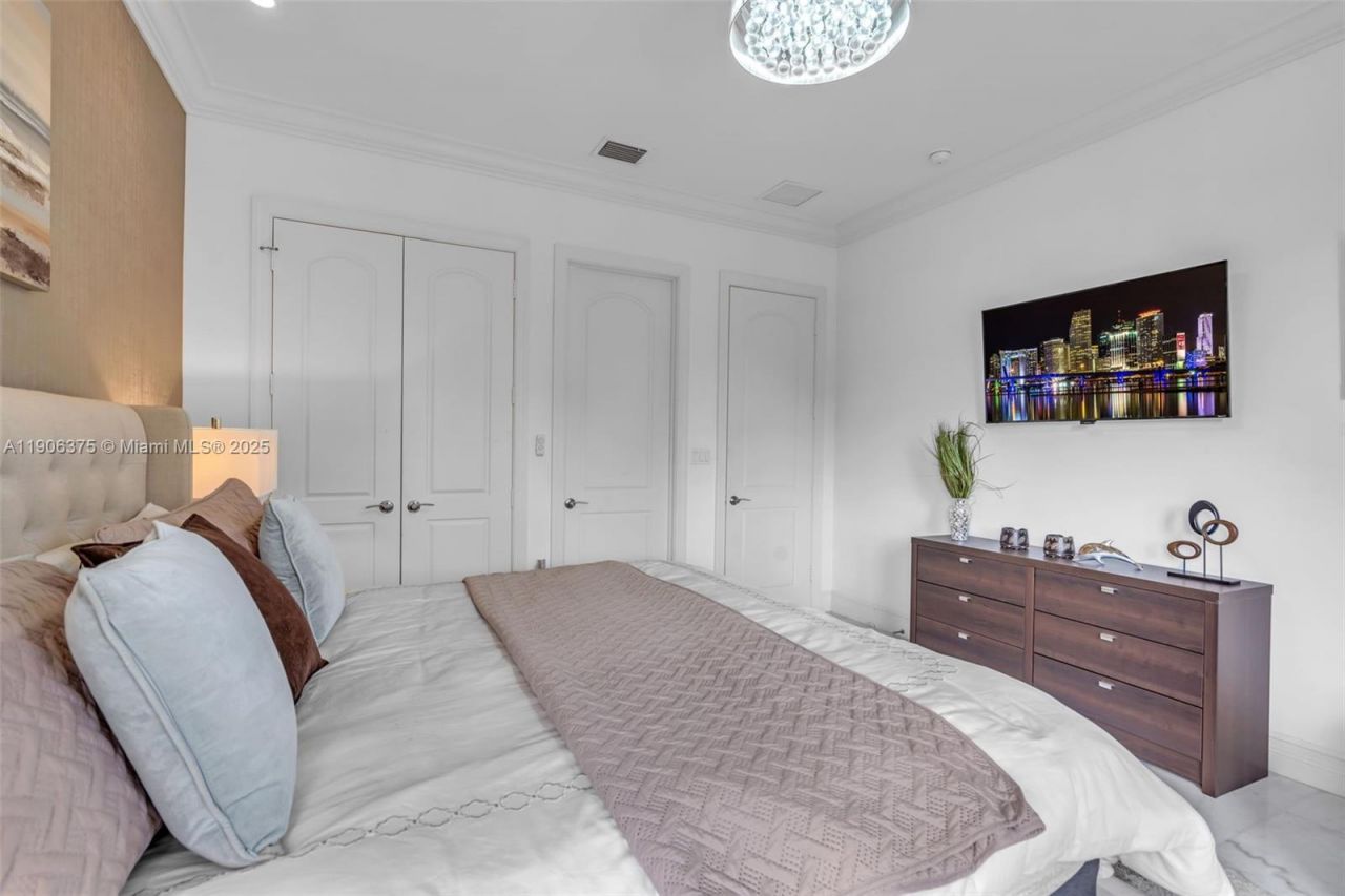 2085 Keystone Blvd, North Miami, FL 33181 Photo