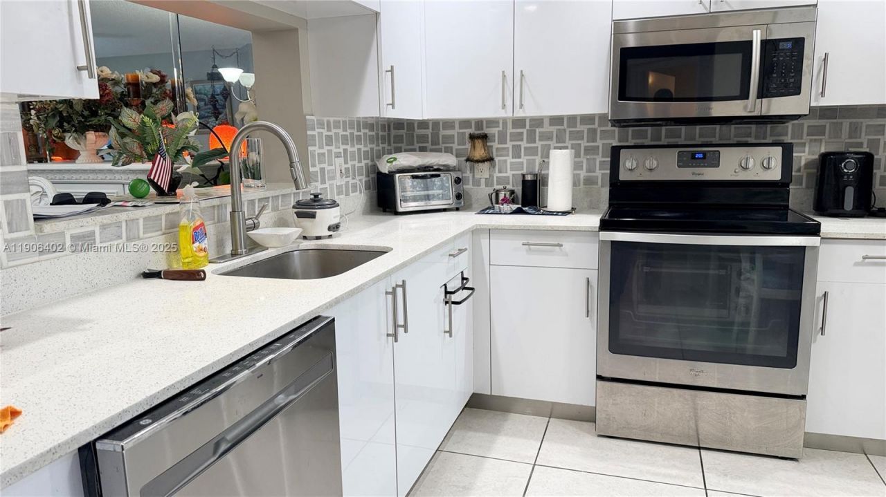 571 SW 142nd Ave, Unit 310, Pembroke Pines, FL 33027 Photo