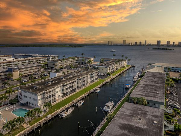 112 Doolen Court, Unit 302, North Palm Beach, FL 33408