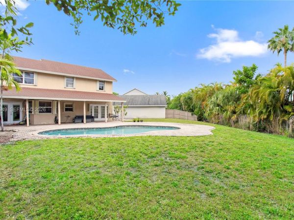1051 SW 95th Ter, Pembroke Pines, FL 33025