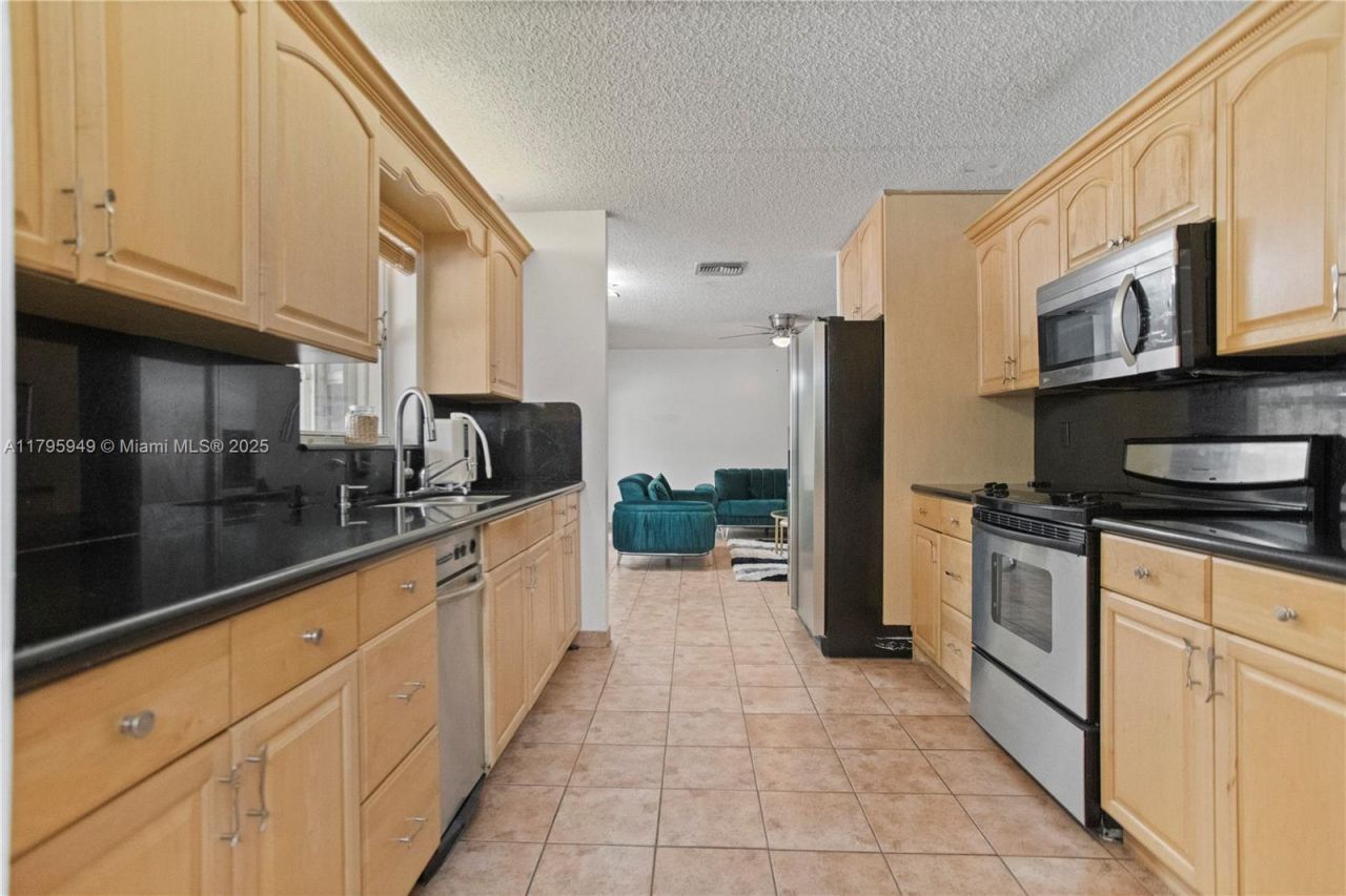 1051 SW 95th Ter, Pembroke Pines, FL 33025 Photo