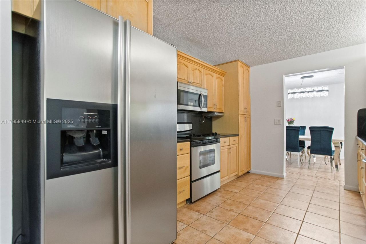 1051 SW 95th Ter, Pembroke Pines, FL 33025 Photo