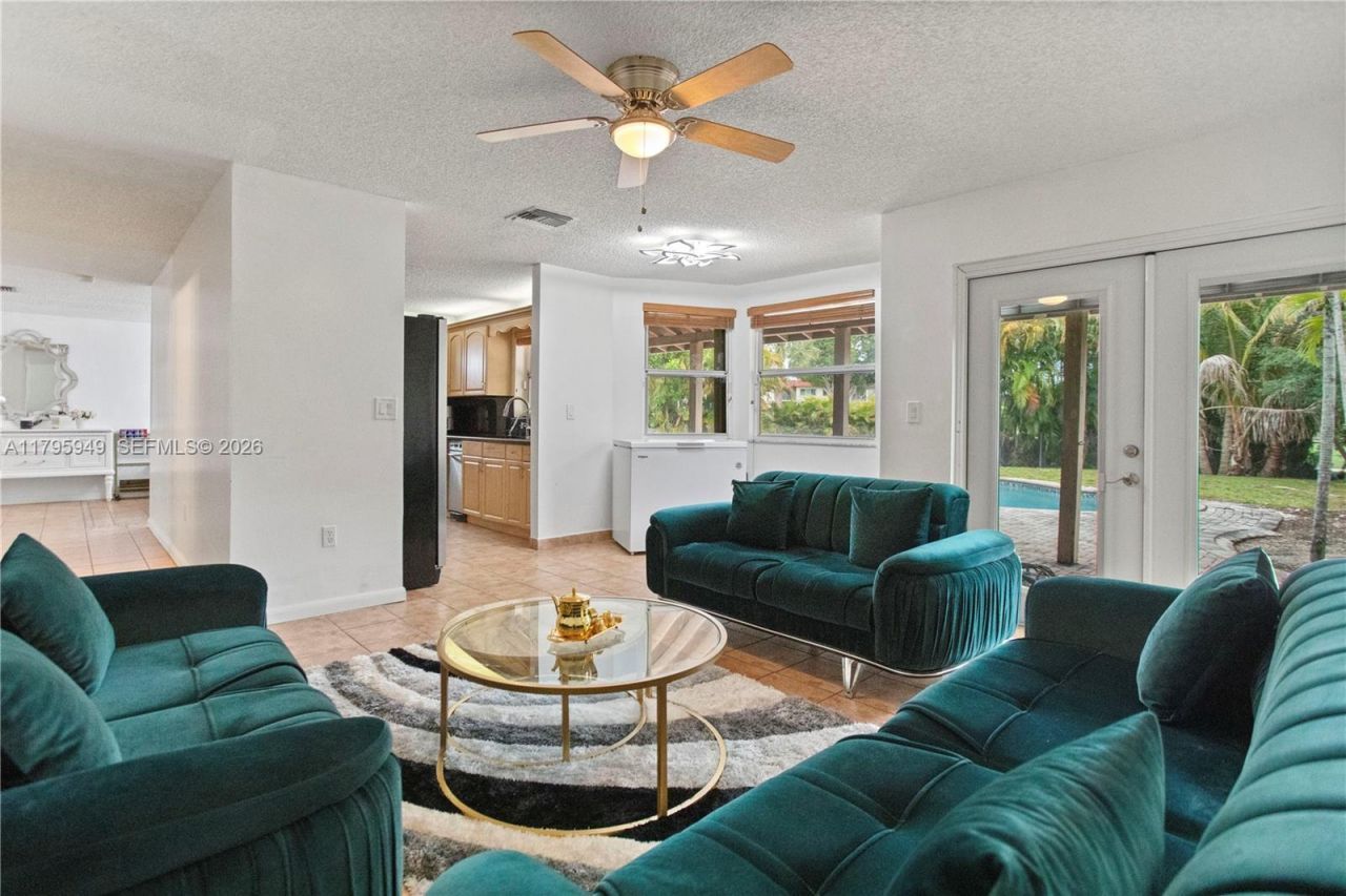 1051 SW 95th Ter, Pembroke Pines, FL 33025 Photo