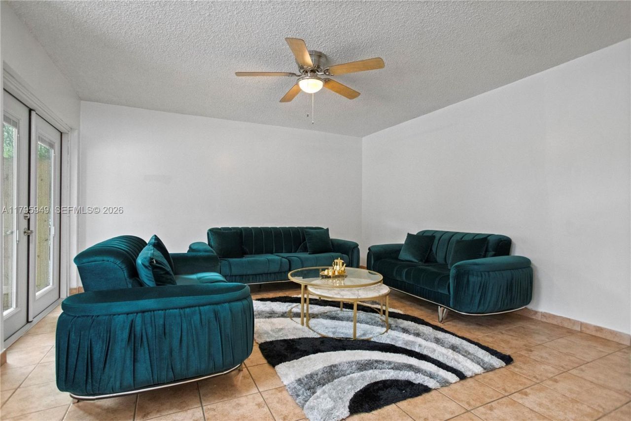 1051 SW 95th Ter, Pembroke Pines, FL 33025 Photo
