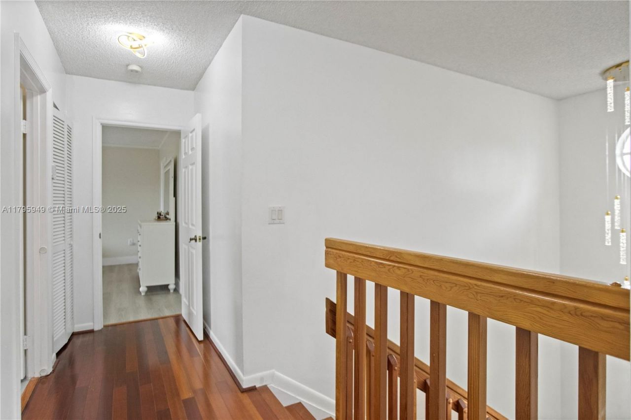 1051 SW 95th Ter, Pembroke Pines, FL 33025 Photo