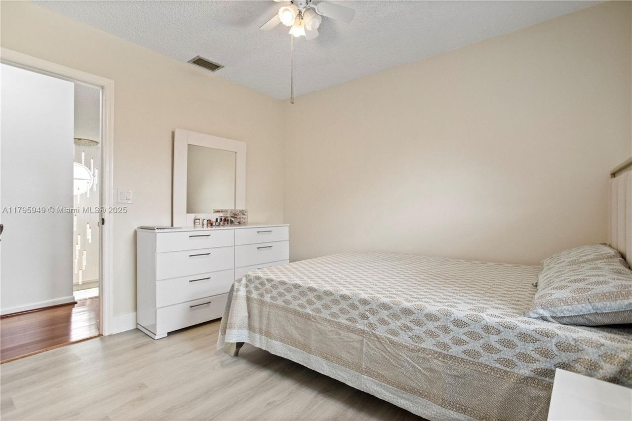 1051 SW 95th Ter, Pembroke Pines, FL 33025 Photo