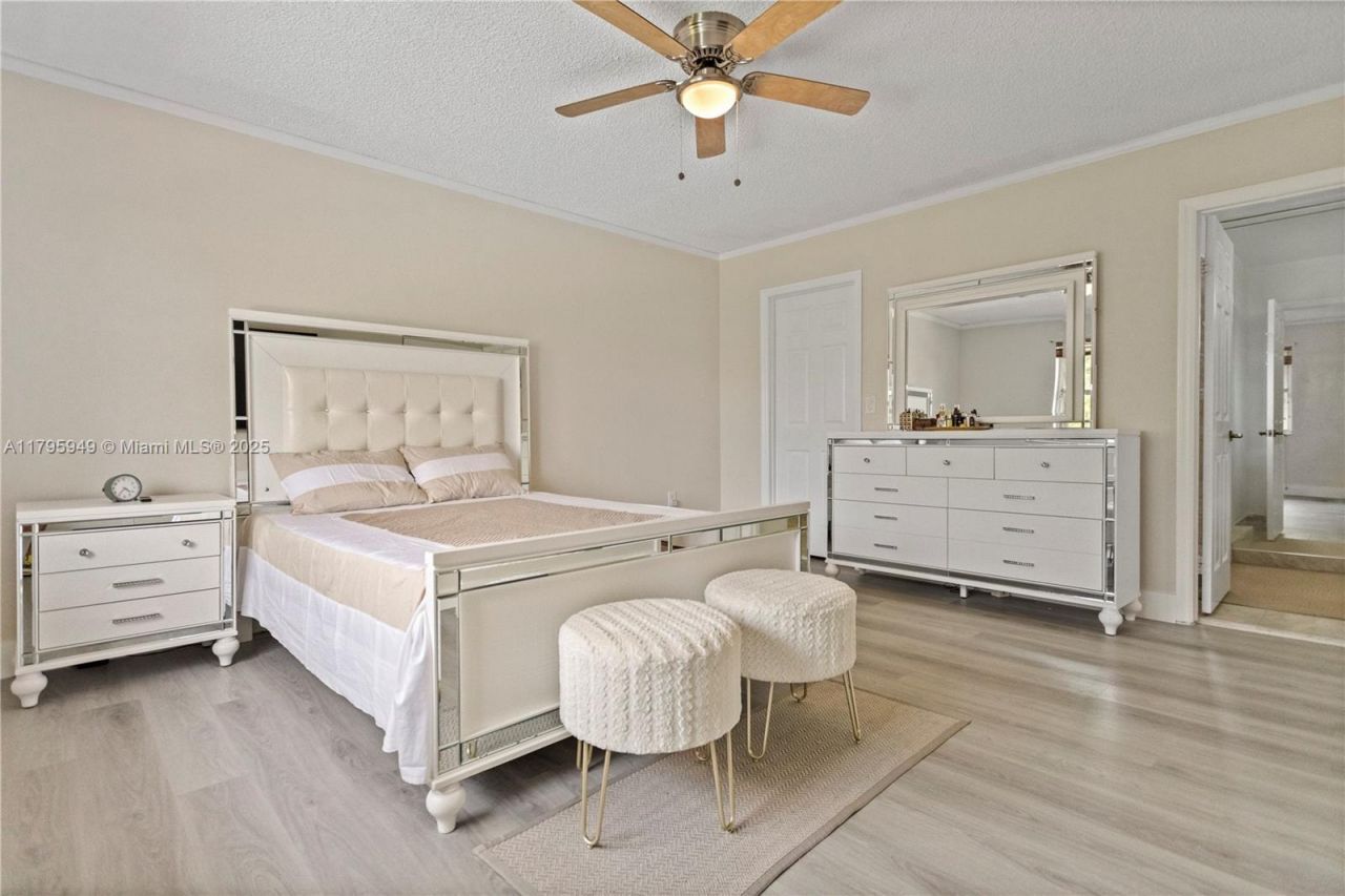 1051 SW 95th Ter, Pembroke Pines, FL 33025 Photo