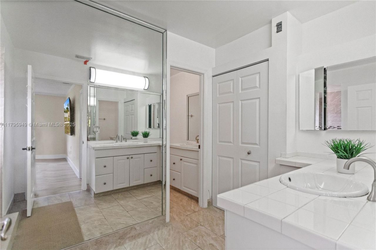 1051 SW 95th Ter, Pembroke Pines, FL 33025 Photo