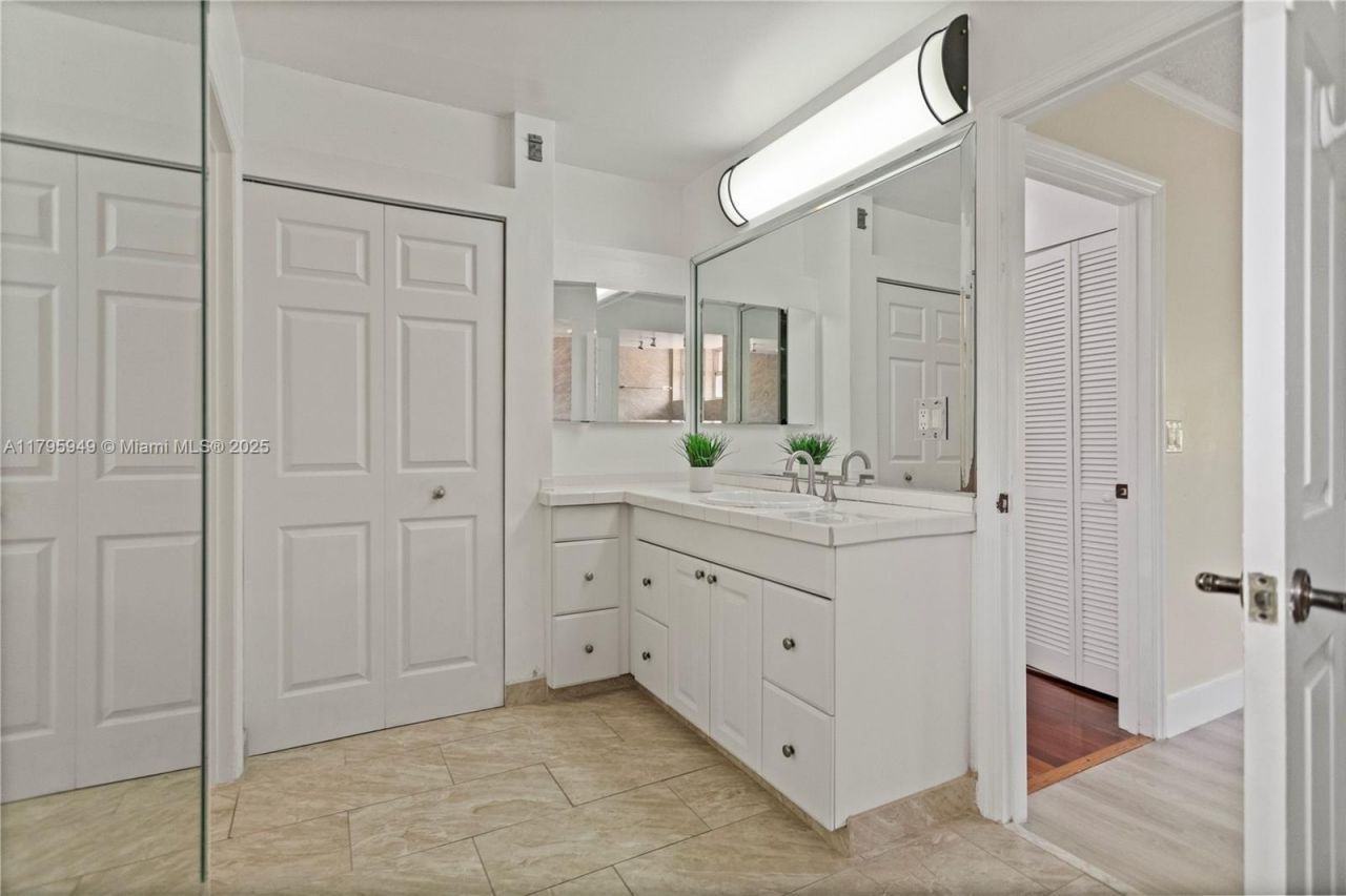 1051 SW 95th Ter, Pembroke Pines, FL 33025 Photo