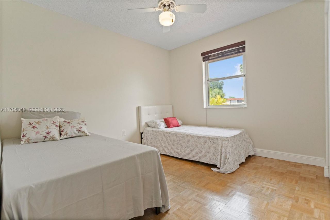 1051 SW 95th Ter, Pembroke Pines, FL 33025 Photo