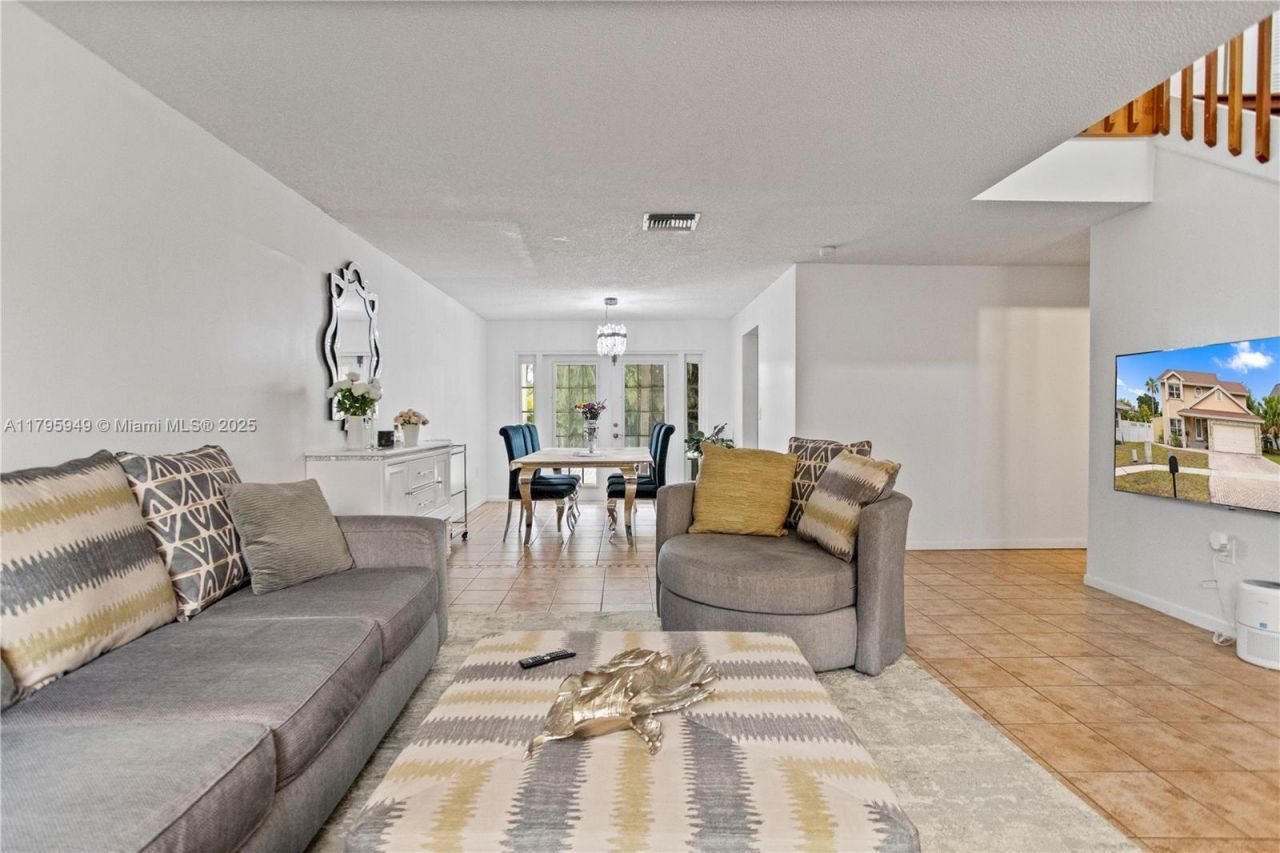 1051 SW 95th Ter, Pembroke Pines, FL 33025 Photo