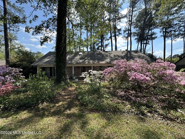 1423 NE Roxbury Place, Jackson, MS 39211