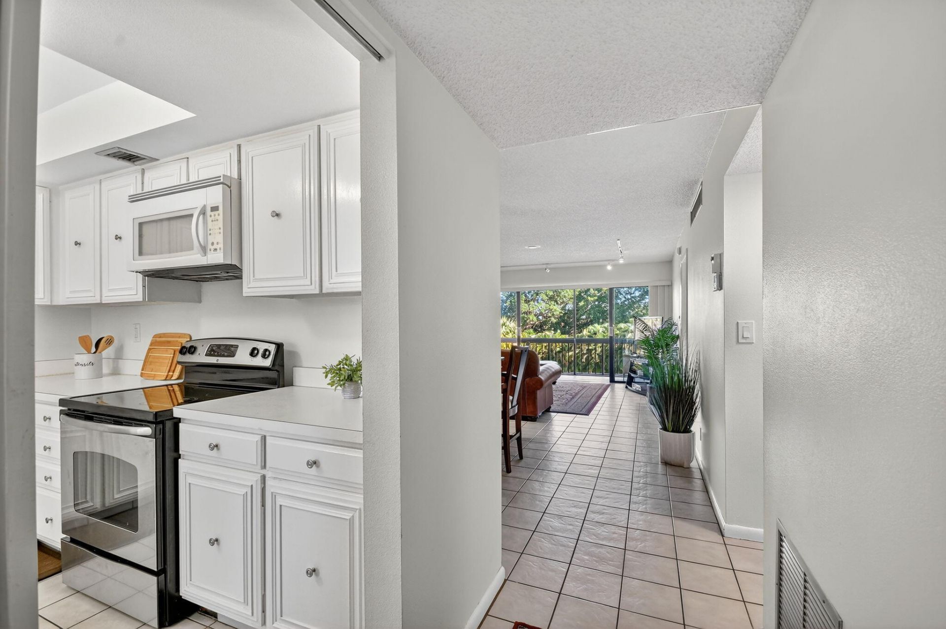 2500 Presidential Way, Unit 302, West Palm Beach, FL 33401 Photo