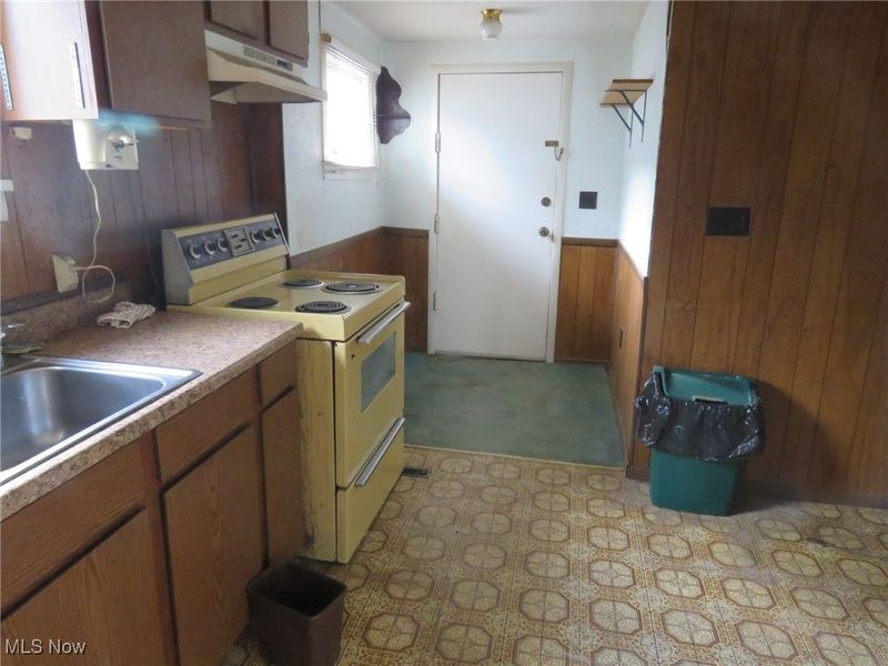 320 Hayes Avenue, Elyria, OH 44035 Photo 5